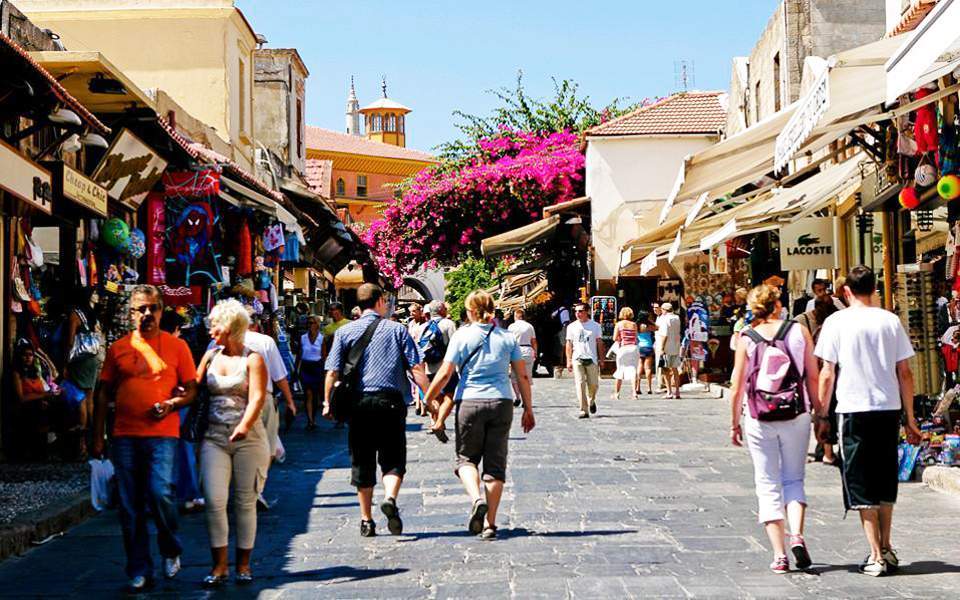 Άλμα στον τουρισμό: Εκτινάχθηκαν κατά 64,3% οι εισπράξεις -Αυξημένες και οι αφίξεις