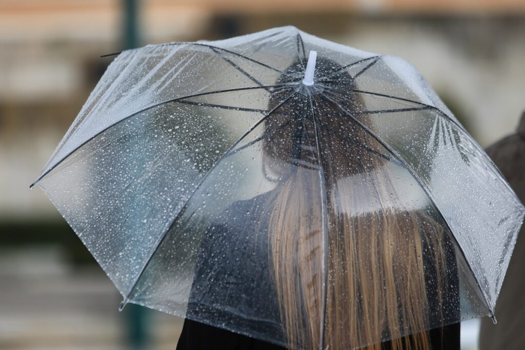 Καιρός: Φθινοπωρινό «σκηνικό» με βροχές, χαλάζι σε 6 περιοχές