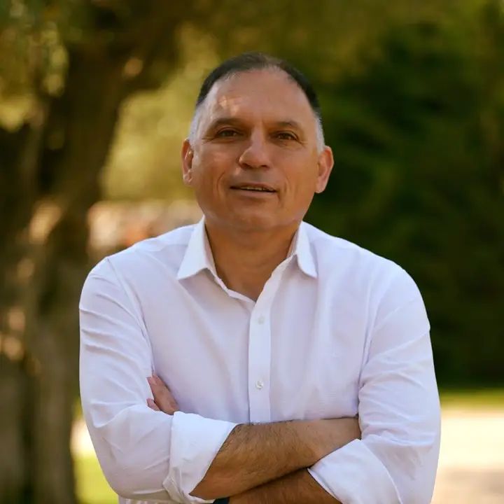 ΝΕΟΚΛΗΣ ΚΡΗΤΙΚΟΣ: «ΣΕ ΔΑΦΝΙ, ΜΟΛΑΟΥΣ, ΓΛΥΚΟΒΡΥΣΗ, ΚΑΜΠΟ, ΓΕΩΡΓΙΤΣΙ, 5 ΝΕΟΙ ΓΙΑΤΡΟΙ ΓΙΑ ΤΗ ΛΑΚΩΝΙΑ