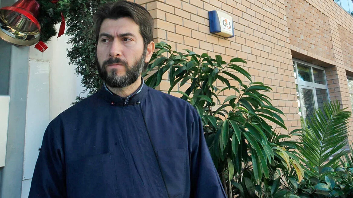 Πατέρας Αντώνιος: Αφαιρούνται οι φωτογραφίες του από τα σχολικά βιβλία των Θρησκευτικών