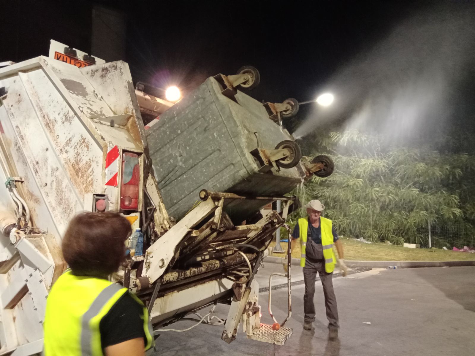 Καθαρισμός και απολύμανση των κάδων απορριμμάτων –  Διατηρούμε τον Δήμο μας καθαρό