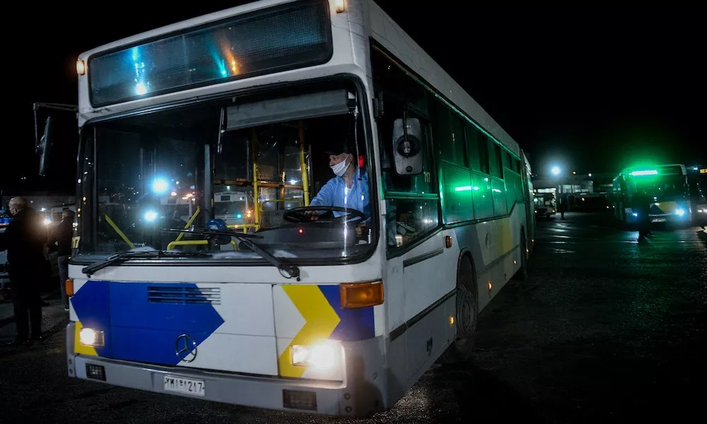 Video: Οδηγός λεωφορείου λύνει σταυρόλεξο ενώ οδηγεί