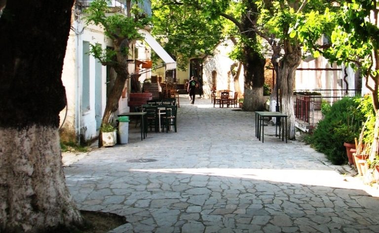 Σε ποιό χωριό τα μαγαζιά ανοίγουν βράδυ και κλείνουν το πρωί;