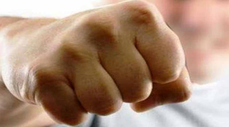 Κατήγγειλε ότι τον έδειραν με εντολή της εν διαστάσει συζύγου του