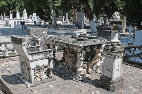 Σπουδαία μνημεία κορυφαίων γλυπτών στο Κοιμητήριο των Ταξιαρχών στο Βόλο