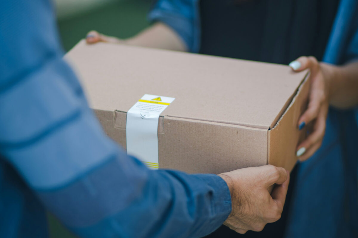 Τέλος τα μετρητά στις πληρωμές των courier με νομοσχέδιο