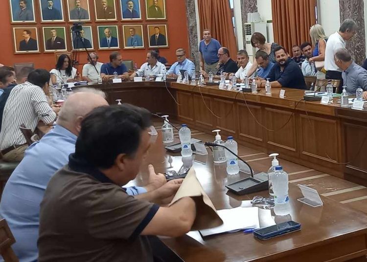 Κι άλλο λούνα παρκ χωρίς άδεια – Έφερε απειλές για μηνύσεις σε Δημοτικό Συμβούλιο
