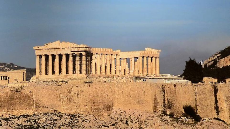 Στους 48 βαθμούς Κελσίου περιμένουν στην ουρά οι τουρίστες για να δουν την Ακρόπολη