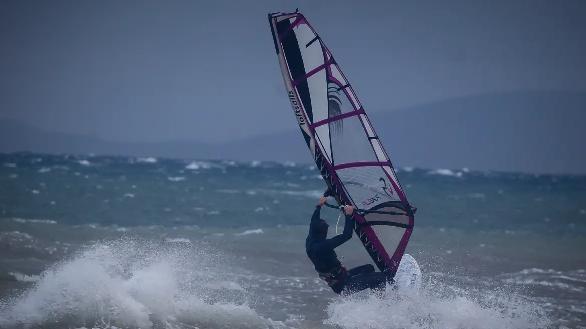 Καιρός: Φεύγουν τα μελτέμια, έρχονται καταιγίδες στα μέσα της εβδομάδας στα ηπειρωτικά