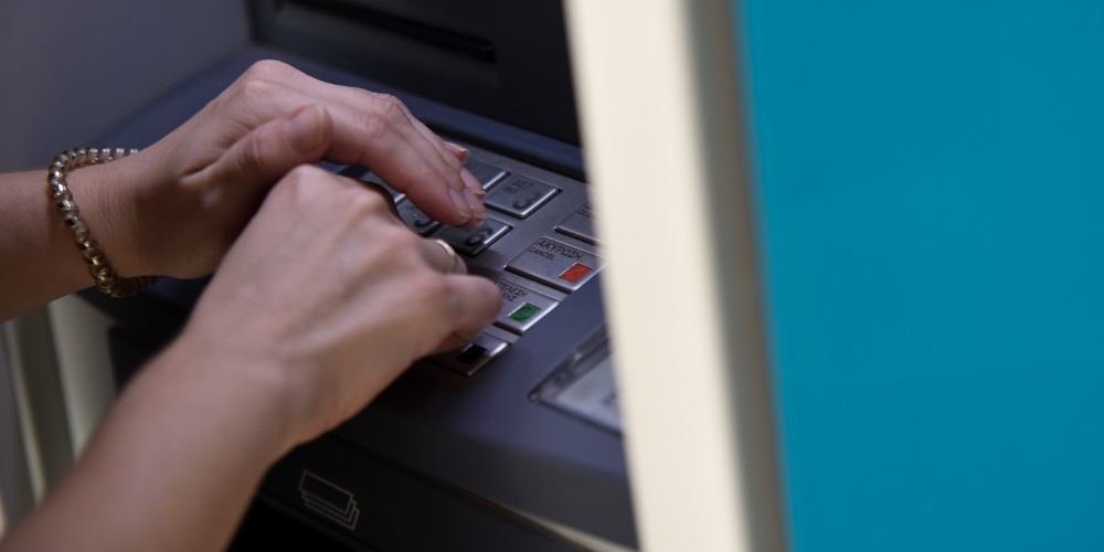 Τράπεζες: Tί αλλάζει στις μεταφορές χρημάτων–Τί θα ισχύσει