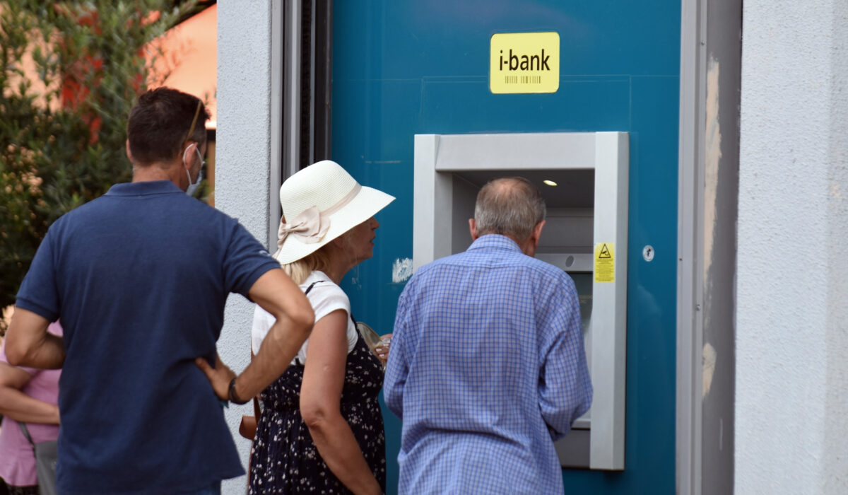 Στα 300 ευρώ η ενίσχυση συνταξιούχων, ΑμεΑ, ανασφάλιστων υπερηλίκων