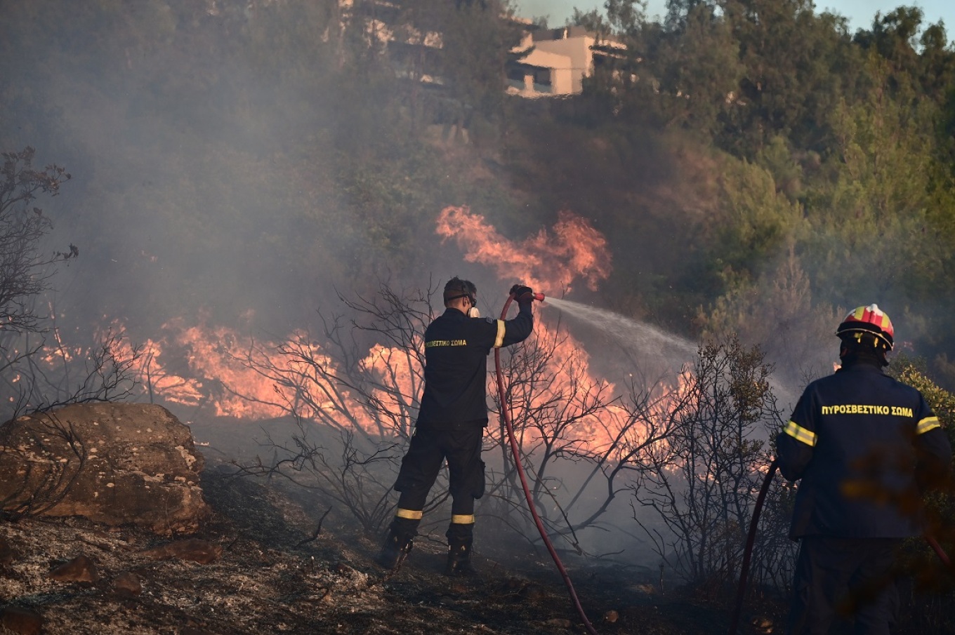 Φωτιά στην Αττική: Eπί ποδός συνεργεία του ΔΕΔΔΗΕ για την επανηλεκτροδότηση των πληγεισών περιοχών