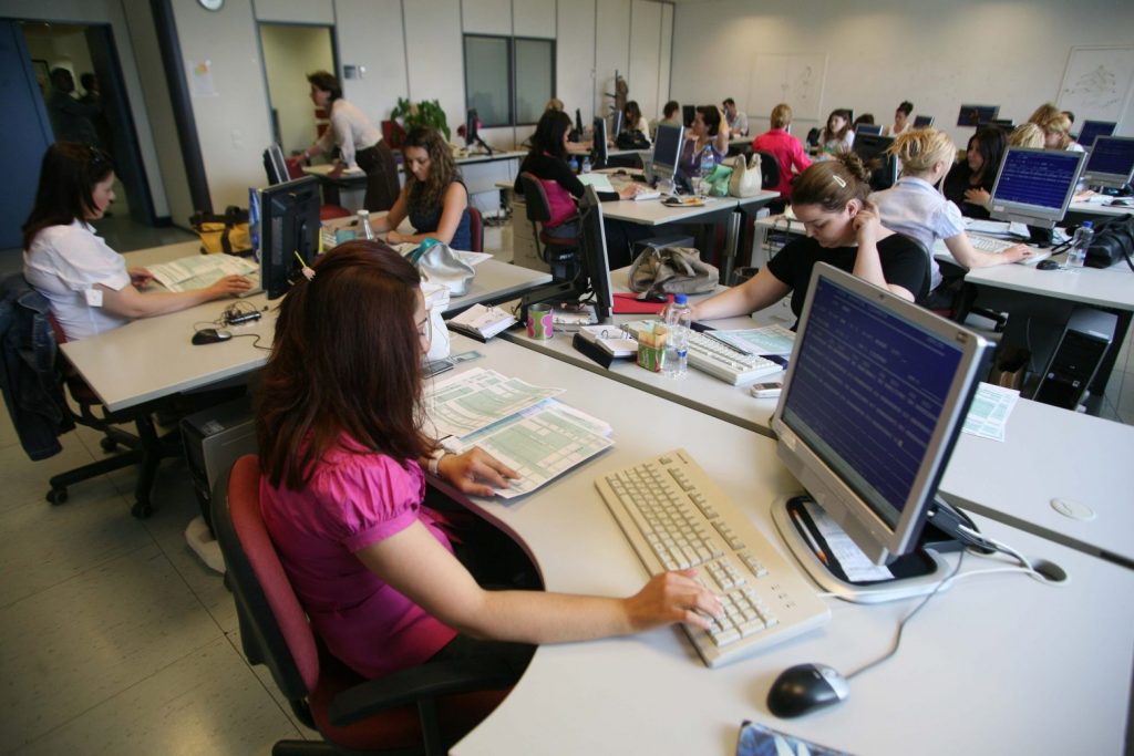 Περικοπές σε μισθούς δημοσίων υπαλλήλων -Ποιοί εξαιρούνται