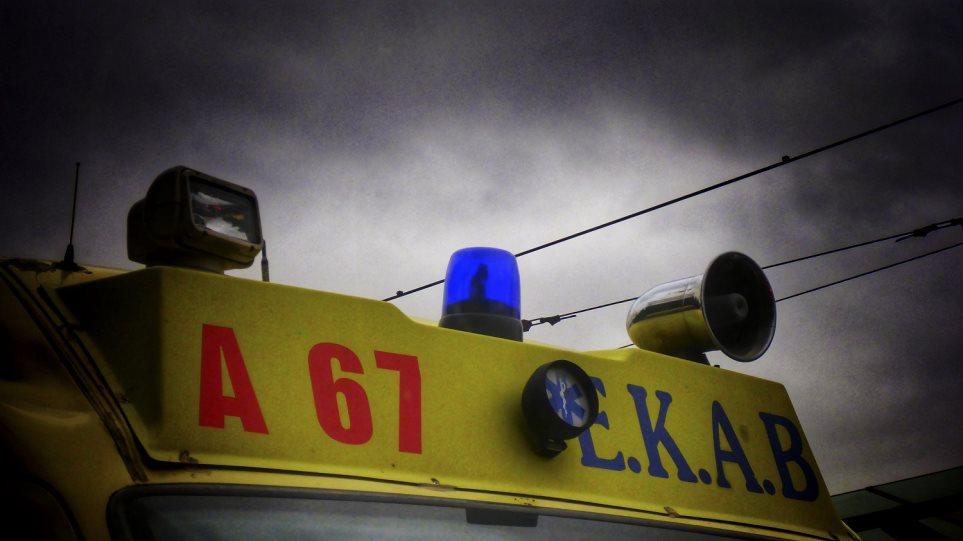  40χρονος βγήκε από τη θάλασσα και κατέρρευσε στην αμμουδιά