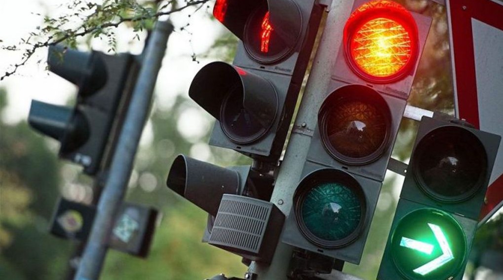 Έξυπνο φανάρι καταγράφει όσους περνούν με κόκκινο