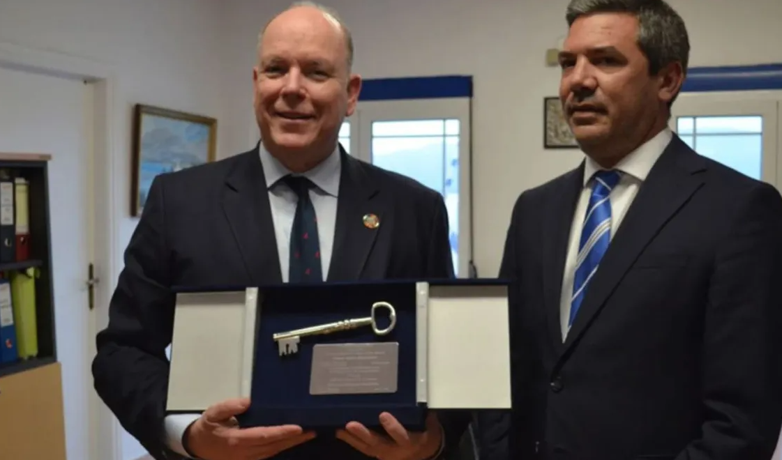 Επίτιμος δημότης Ελαφονήσου ανακηρύχθηκε ο πρίγκιπας Αλβέρτος