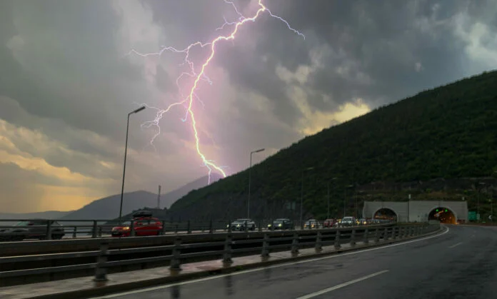 Καιρός: Αλλάζει άρδην το σκηνικό – Βροχές, καταιγίδες, χαλάζι και κεραυνοί