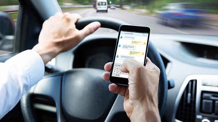 Νέος ΚΟΚ: Έως 4.000€ πρόστιμο και αφαίρεση άδειας για χρήση κινητού