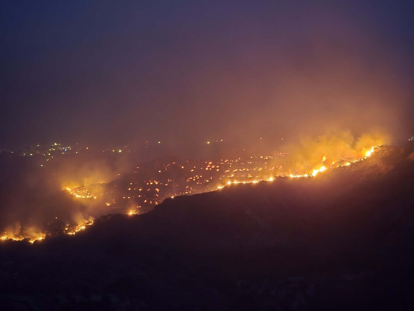 Στις 38 οι φωτιές το τελευταίο 24ωρο - Διάσπαρτες εστίες σε Βόνιτσα και Πρέβεζα, μαίνεται η πυρκαγιά στην Πάρο
