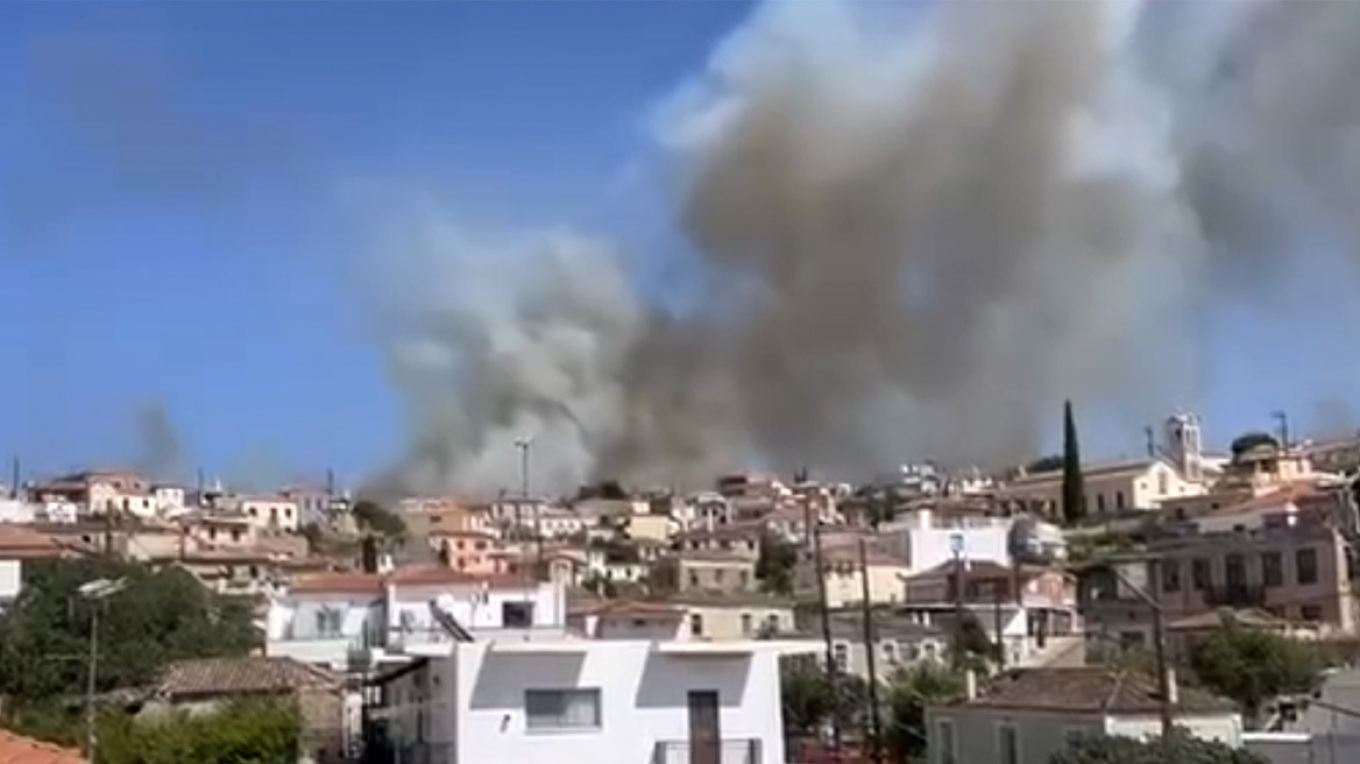 Μεγάλη φωτιά στο Κρανίδι μέσα σε σπίτια - Μήνυμα για εκκένωση προς Πόρτο Χέλι και Ερμιόνη