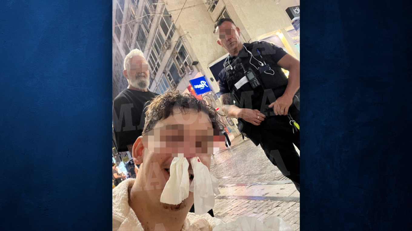 «Αγέλη» ανηλίκων χτύπησε και λήστεψε 23χρονο στην Ερμού - Του έσπασαν τη μύτη και του πήραν χρυσή αλυσίδα από τον λαιμό