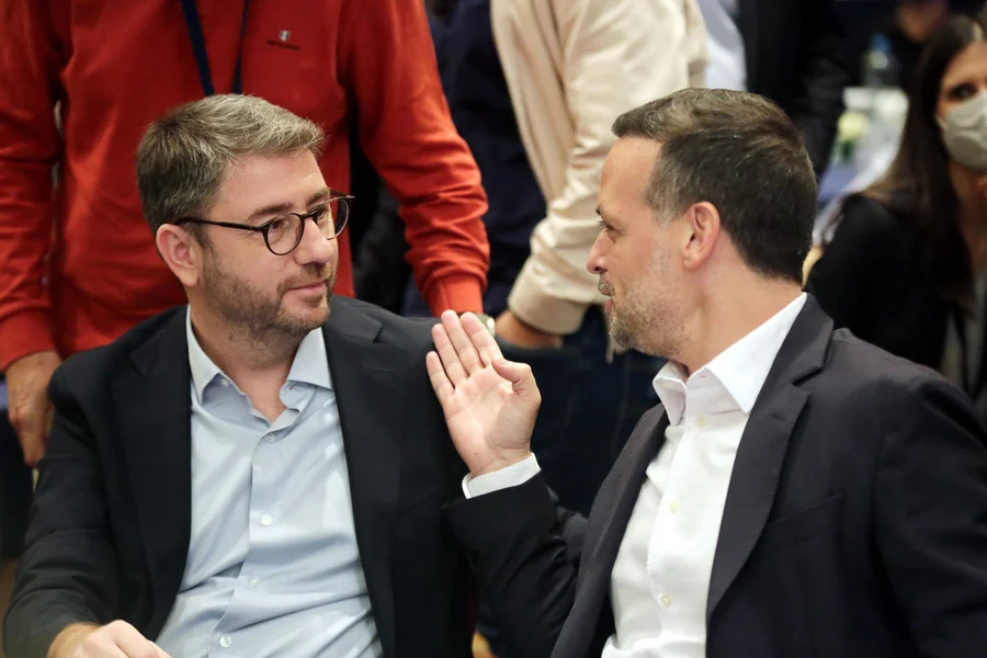 ΠΑΣΟΚ: Βγήκαν τα «μαχαίρια» μεταξύ Δούκα και Ανδρουλάκη – Η ημερομηνία των εκλογών και ο… Μαραθώνιος