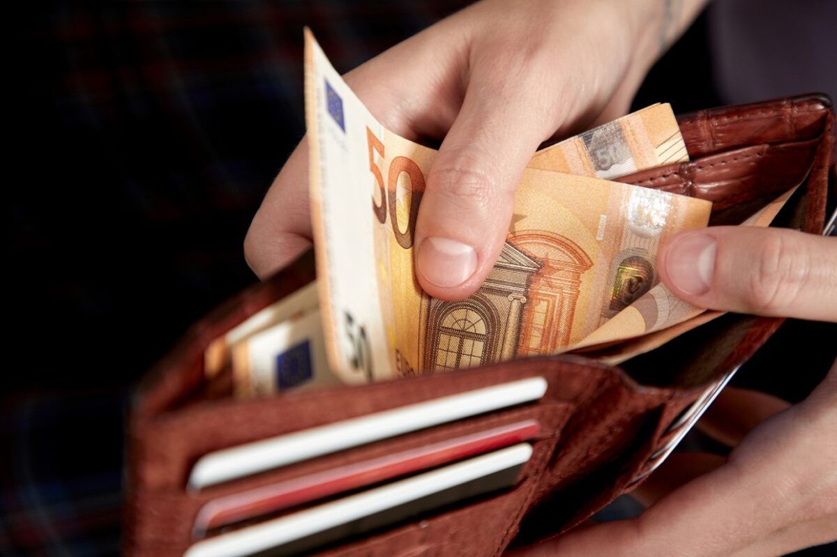 Επιδόματα: Ποια πληρώνονται &amp; τί ώρα θα μπουν τα χρήματα στα ΑΤΜ