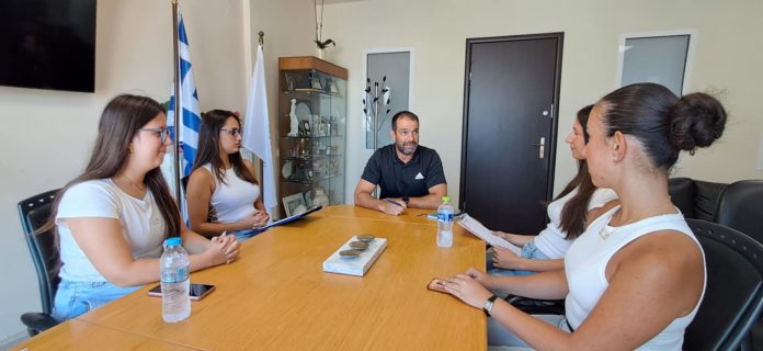 Μαθητές...ανέκριναν τον Αντιδήμαρχο Σπάρτης για τα αδέσποτα ζώα