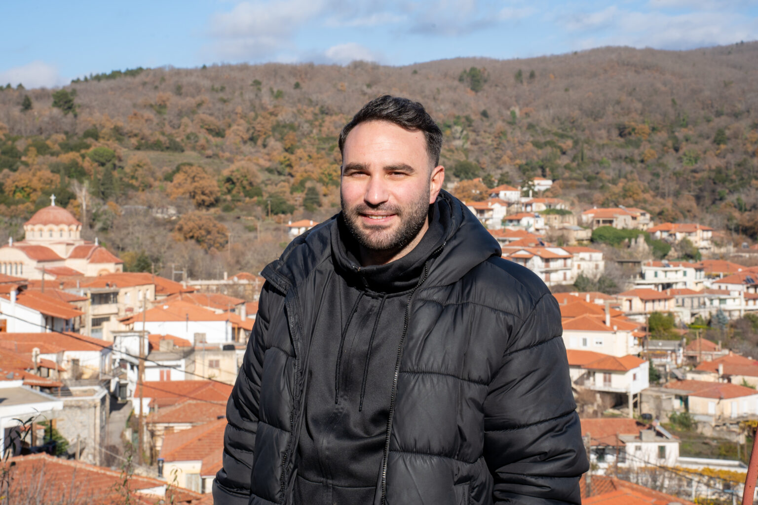 Πρώην επαγγελματίας ποδοσφαιριστής ανέλαβε το καφενείο του παππού στις Καρυές Λακωνίας  