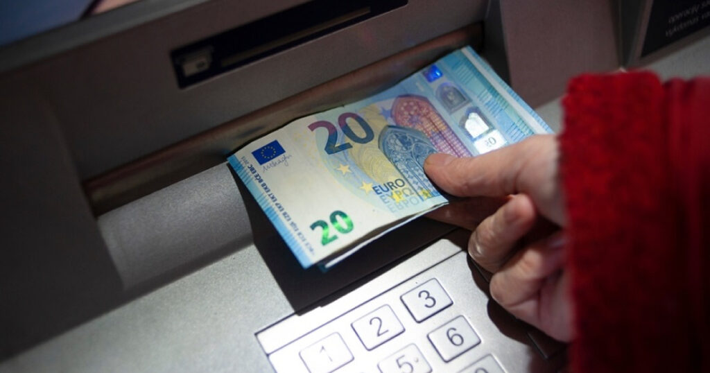 Επίδομα 100 ευρώ σε 80.000 ιδιωτικούς υπαλλήλους