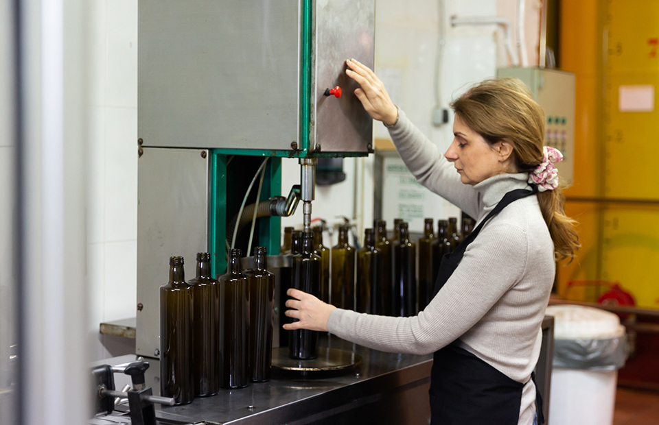 Βυτία  χύμα  αντί εξαγωγής ελαιολάδου υπεραξίας από την Ελλάδα