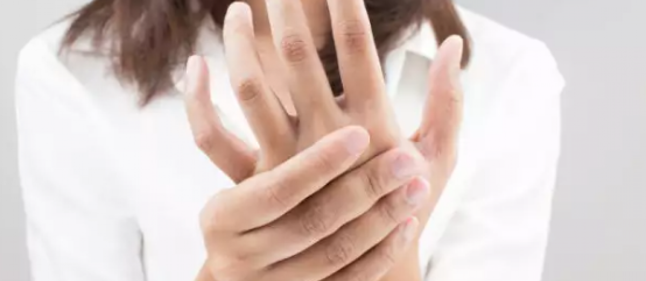 Γιατί μουδιάζουν τα χέρια; Ποια βιταμίνη μπορεί να σου λείπει