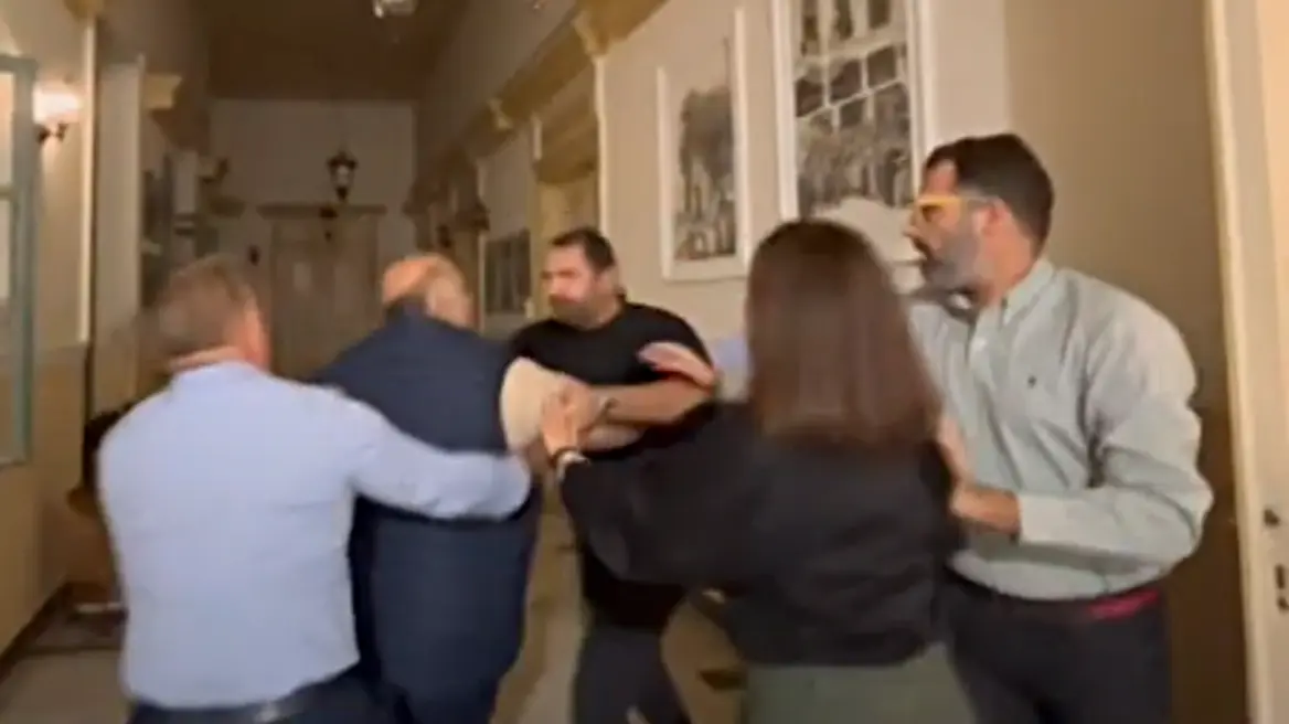 Αντιδήμαρχοι πιάστηκαν στα χέρια για τη διαχείριση των μηχανημάτων έργων - Δείτε το βίντεο