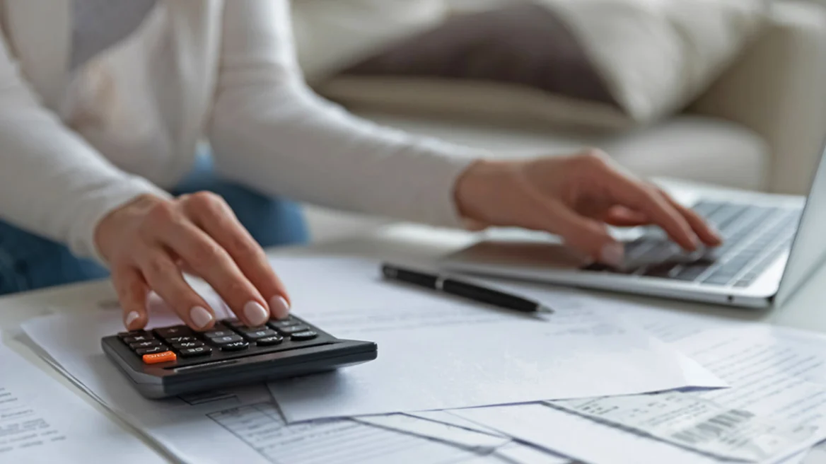 Τα όπλα της ΑΑΔΕ για τη φοροδιαφυγή: Hλεκτρονικά τιμολόγια, έσοδα μέσω myData, έλεγχοι με AI