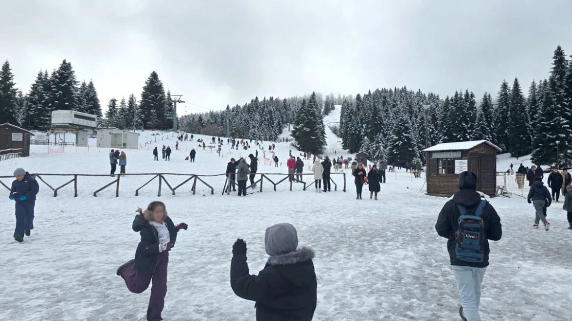 Καιρός: Ξεκίνησε η 24ώρη επέλαση του χιονιά: Το έστρωσε στην Ιπποκράτειο Πολιτεία, στα λευκά χωριά της Εύβοιας - Πώς θα εξελιχθεί η κακοκαιρία