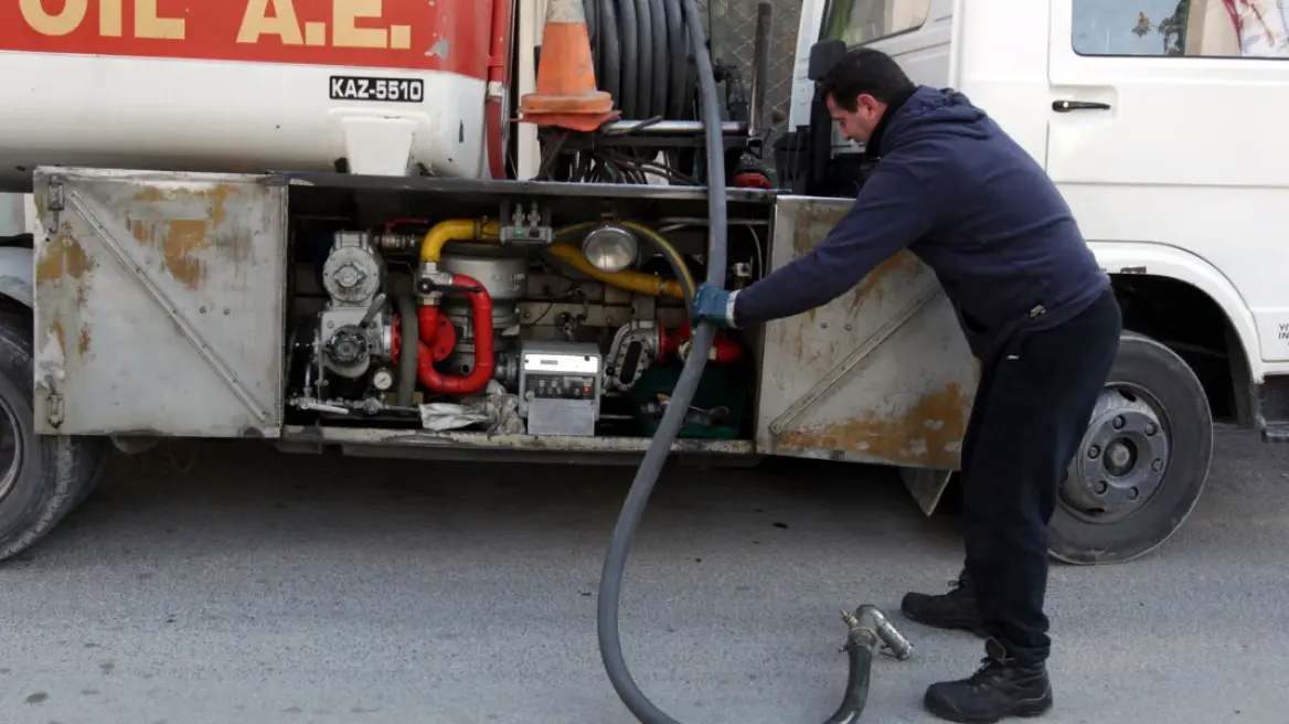 Πετρέλαιο θέρμανσης: Αύριο ξεκινά η διάθεσή του - Τι τιμές αναμένονται, ποιοι οι δικαιούχοι του επιδόματος