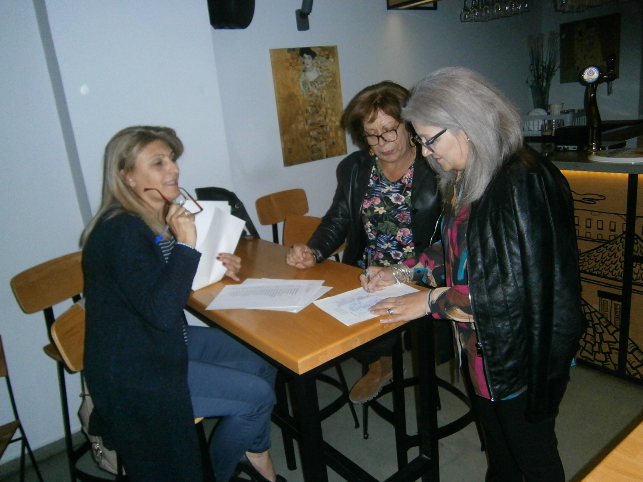 3. ΟΙ ΚΥΡΙΕΣ ΜΠΑΛΑΣΗ ΑΝΝΑ ΚΑΙ ΖΑΧΑΡΑΚΟΠΟΥΛΟΥ ΓΕΩΡΓΙΑ ΣΤΟ ΕΡΓΟ ΤΩΝ ΑΡΧΑΙΡΕΣΙΩΝ