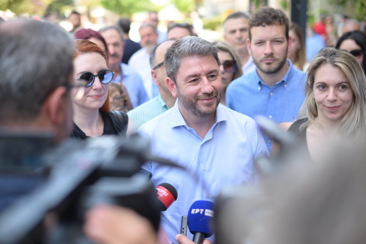 Ανδρουλάκης… Παντοκράτωρ, αγκαλιά με δήμαρχο (φωτο)