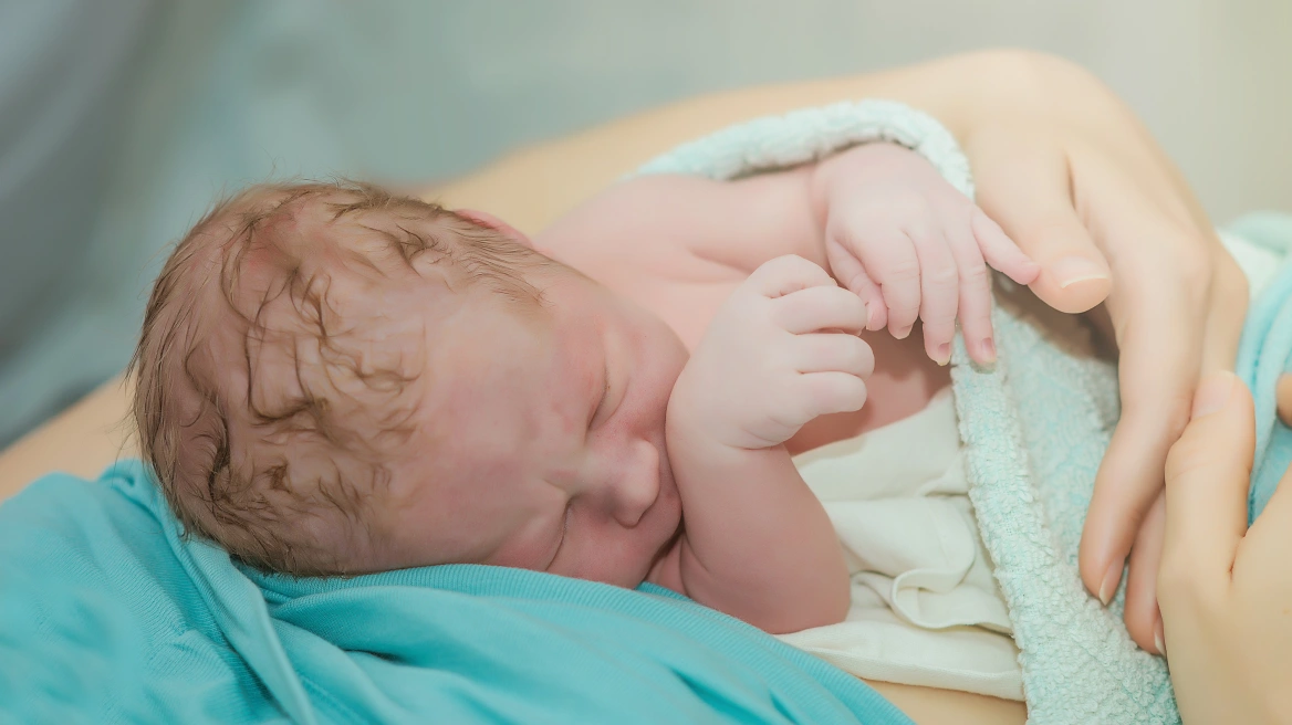 Γέννησε η πρώτη γυναίκα στην Ελλάδα μετά από μεταμόσχευση ωοθηκών