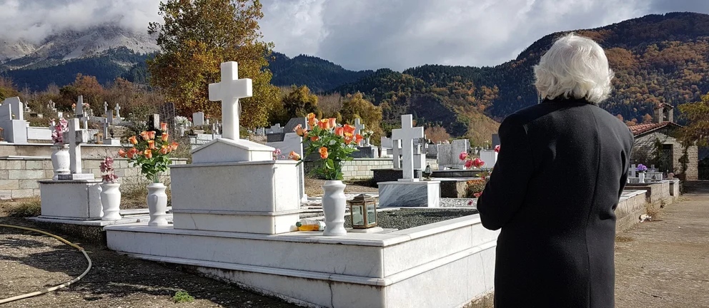 Επεισόδιο σε... κηδεία στη Θεσσαλονίκη: 60χρονος χτύπησε με μαρμάρινο σταυρό στο κεφάλι τη νύφη του