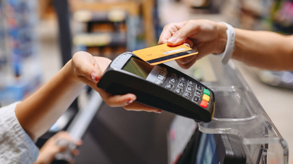 Έκρηξη της απάτης στα POS με κάρτες