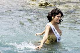 Δήμαρχος «έπεισε» τη Μις Υφήλιος να κολυμπήσει στον Ισθμό