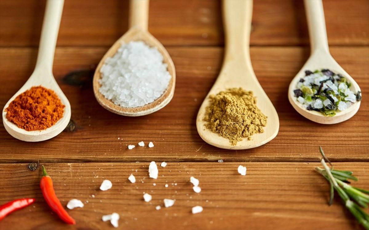 Με τι μπορούμε να αντικαταστήσουμε το αλάτι;