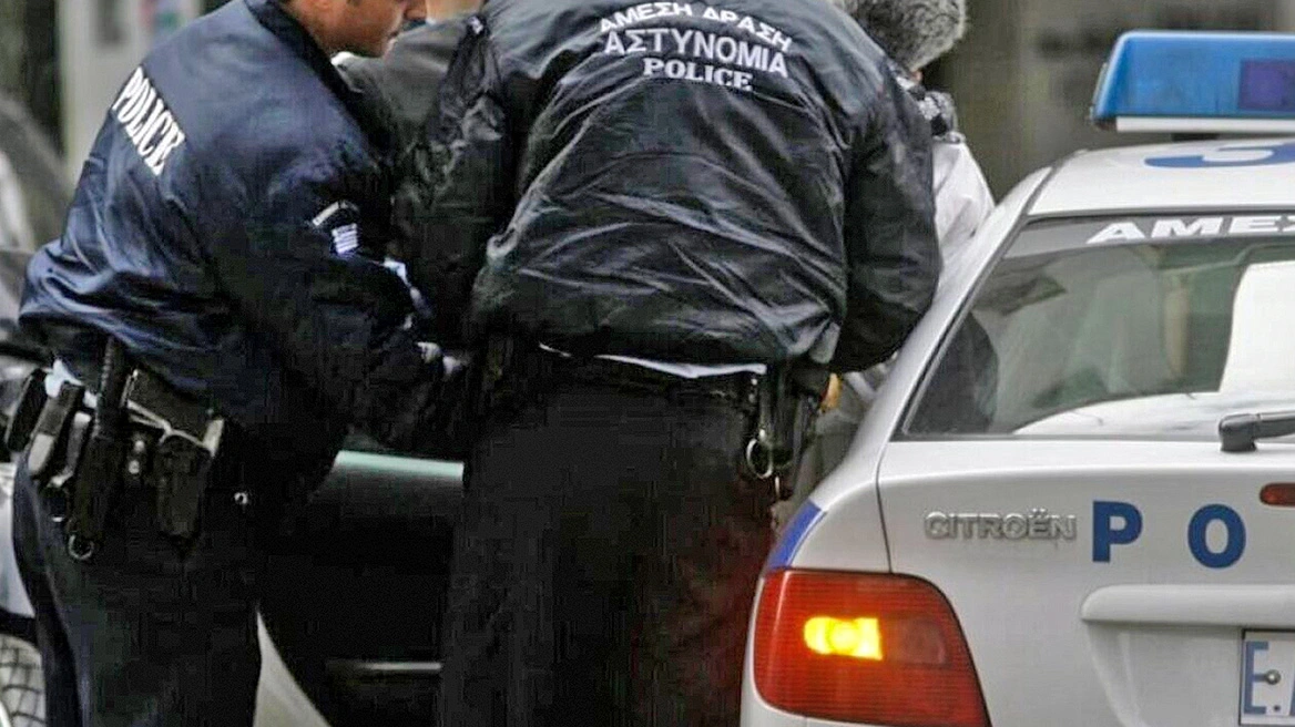 Αστυνομικός μετέφερε 100 κιλά κάνναβη με υπηρεσιακό όχημα - Επεισοδιακή καταδίωξη και τρεις συλλήψεις στην Ηγουμενίτσα