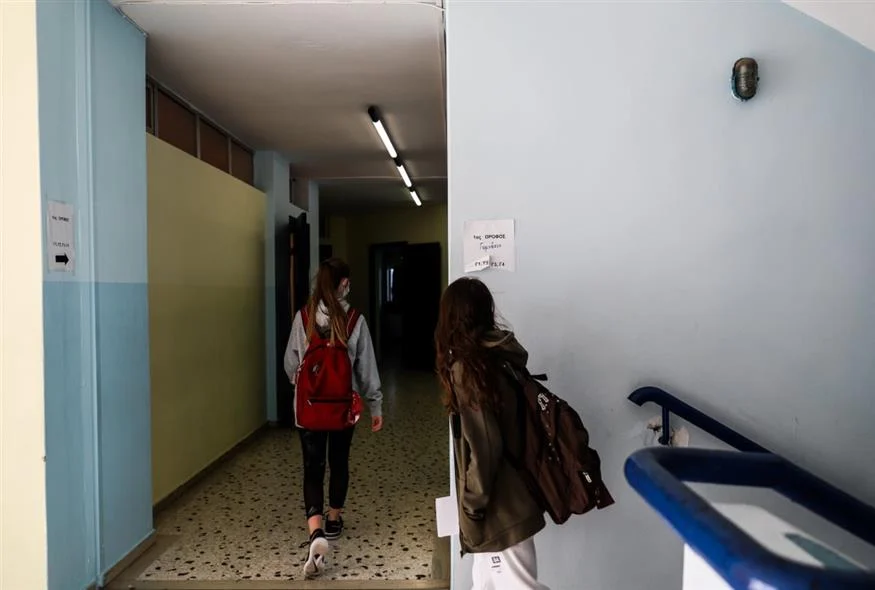 Μπαράζ απειλητικών μηνυμάτων για βόμβες σε σχολεία - «Θα σας ανατινάξουμε» 