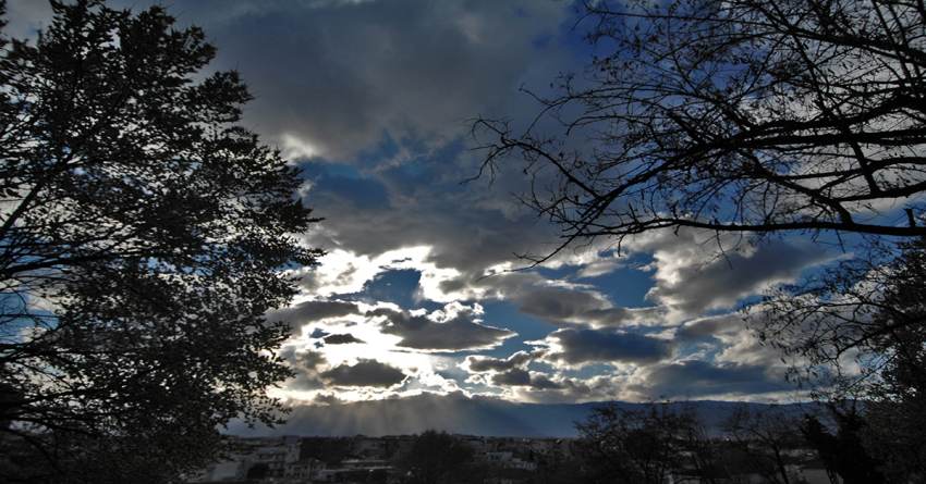 Καιρός: Αυξημένες νεφώσεις με τοπικές βροχές