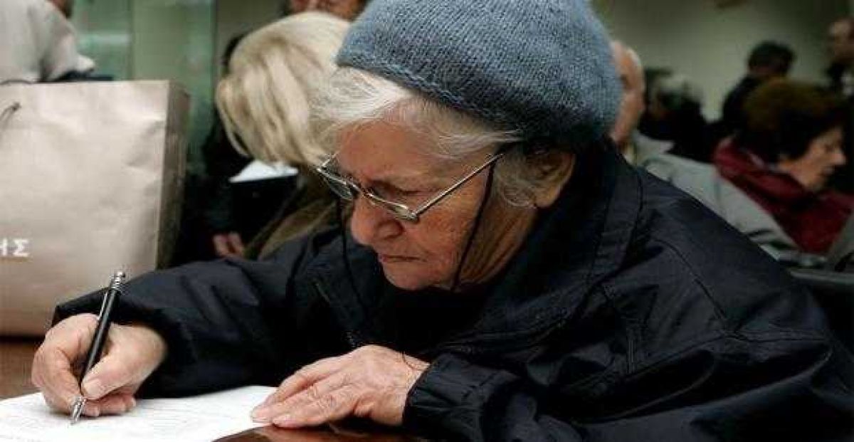 Υπ.Εργασίας: Αναστέλλονται για ένα μήνα οι μειώσεις στις συντάξεις χηρείας