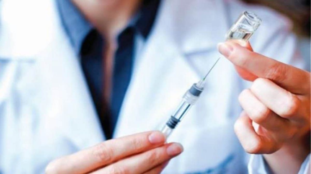 Τρίτη δόση: Ξεκινούν οι εμβολιασμοί για άνω των 60, υγειονομικούς