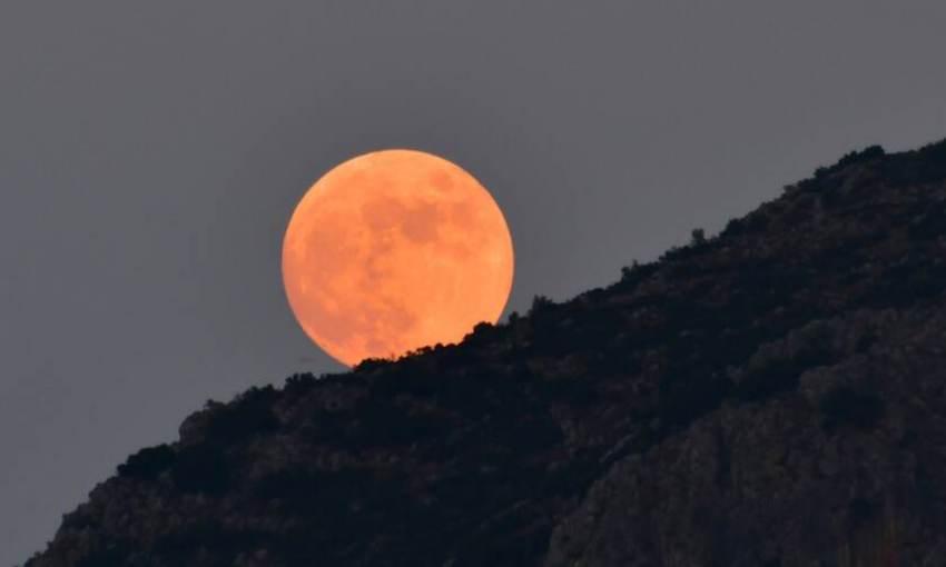 Απόψε το βράδυ όλοι στα μπαλκόνια μας! Έρχεται το «Φεγγάρι του Ελαφιού»