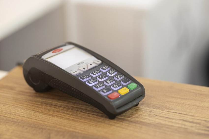 Έρχεται υποχρεωτικά POS σε λαϊκές αγορές, ταξί